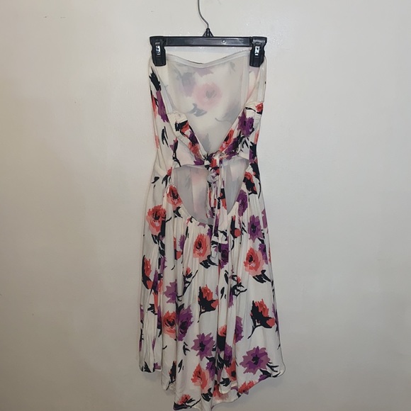 Short floral strapless dress with an open back - Picture 2 of 8